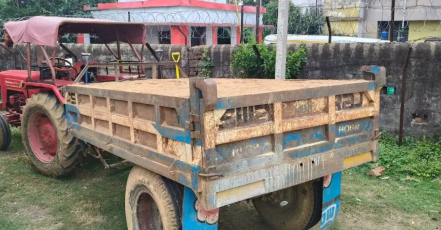 Karaikela Seizure :  चक्रधरपुर-रांची हाईवे पर अवैध बालू लदे ट्रैक्टर पर पुलिस का छापा, खाकी को देख भागा चालक!