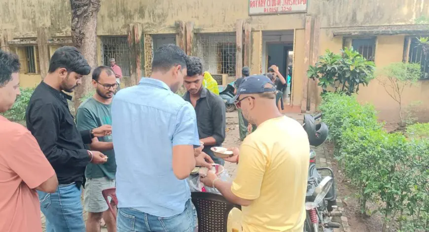 Tatanagar Distribution :  प्रयत्न संस्था ने सैकड़ों जरूरतमंदों के बीच बांटा सम्मान का भोजन, बिष्टुपुर राम मंदिर तक दिखा सेवा का जज्बा!