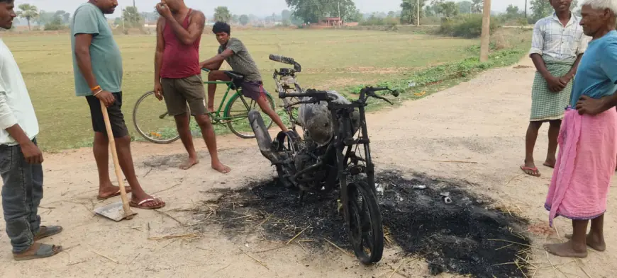 Latehar Fury: चेतर गांव में बकरी चुराकर भाग रहे चोरों की बाइक ग्रामीणों ने फूंकी, मवेशी तस्करों ने भागकर बचाई जान!