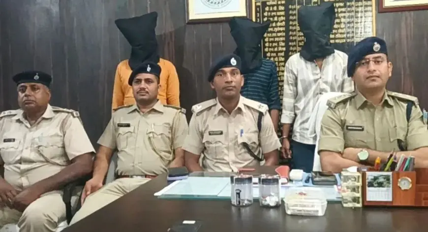 Godda Bust : प्रतापपुर हटिया में बरगद पेड़ के नीचे चल रही थी ड्रग्स डील, पुलिस ने तीन तस्करों को दबोचा!