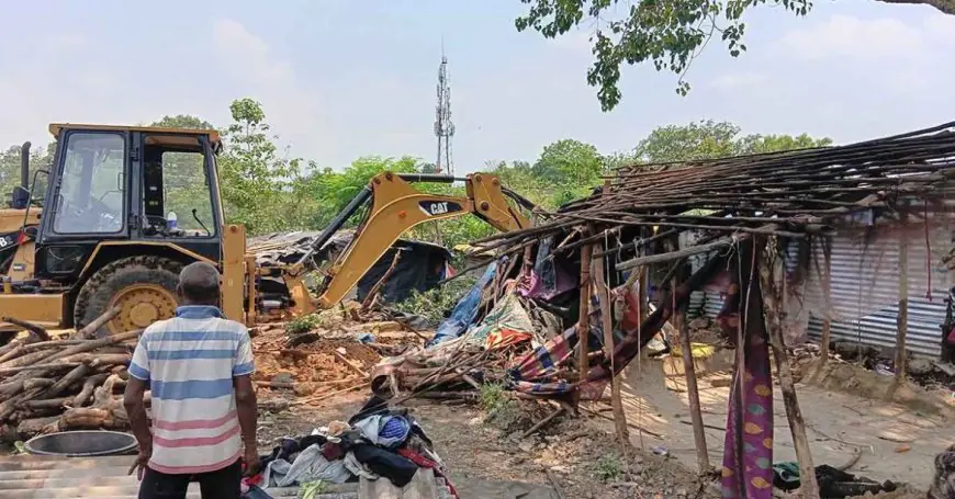 Chakradharpur Action:  गैंगखोली में रेलवे का चला पीला पंजा, प्लेटफॉर्म विस्तार के लिए उजाड़ी गईं 20 झोपड़ियां!
