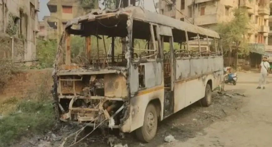 Mango Inferno : ओल्ड पुरुलिया रोड पर खड़ी बस में लगी भीषण आग, धू-धू कर जलकर खाक हुई गाड़ी!