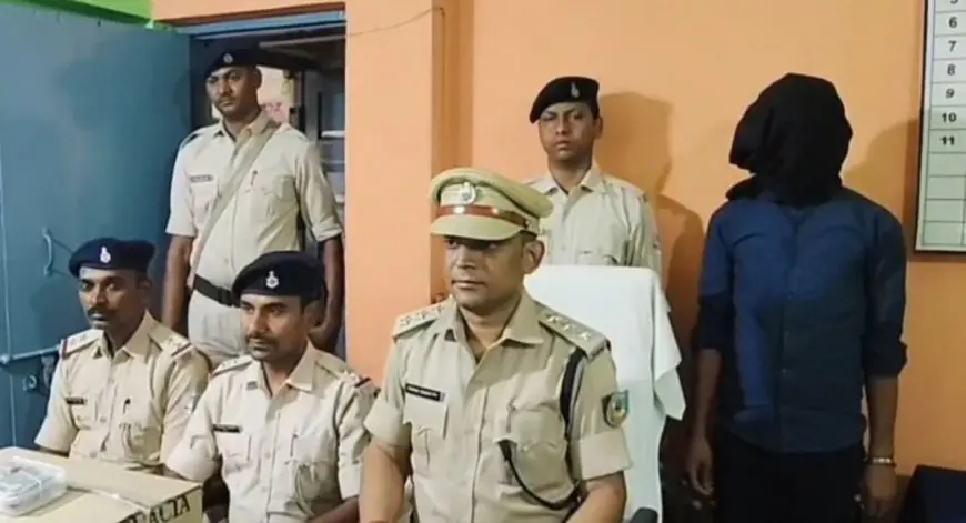 Bokaro Ganja Seized : स्टील प्लांट के गेट नंबर-09 के पास रंगे हाथों पकड़ा गया राहुल गुप्ता, गुमटी से मिला नशीला सामान!