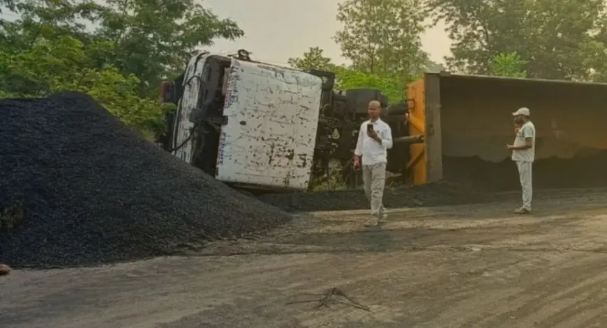 Ramgarh Coal Crash :  सौंदा डी मुख्य मार्ग पर पलटा रिडक्शन कोयले से लदा 22 चक्का हाईवा, बिजली पोल टूटने से पूरे अंचल की बत्ती गुल!