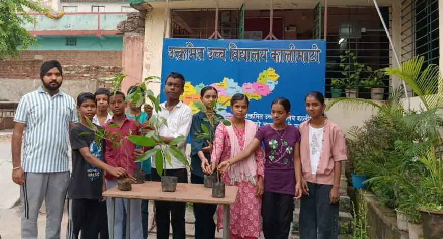 Jamshedpur School Plantation :  उत्क्रमित उच्च विद्यालय कालिमाटी में बच्चों ने जामुन और आम के पौधे रोपे, पर्यावरण मंत्री अनुराग मुंडा की मौजूदगी में गूंजा हरित विधिक संकल्प!