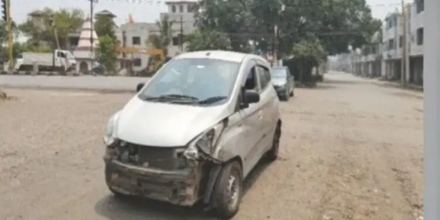 Gamharia Highway Crash: थाना गेट के ठीक सामने तेज रफ्तार हाइवा ने कार को मारी जोरदार टक्कर, ट्रैफिक सिग्नल पोल से टकराकर गाड़ी के उड़े परखच्चे!