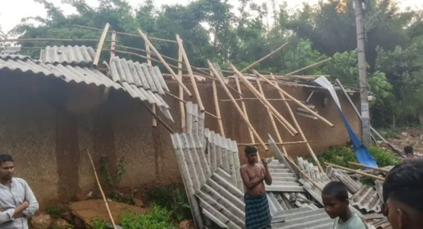 Jadugoda Storm Havoc : धोबनी गांव में कुदरत का विजुअल कहर, एस्बेस्टस की छतें उड़ने से खुले आसमान के नीचे आए दो परिवार!