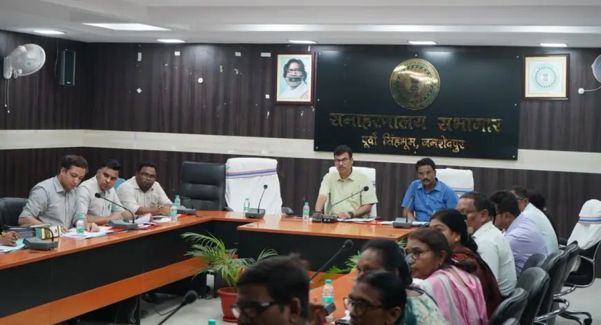 Jamshedpur Review Meeting :  समाहरणालय में उपायुक्त राजीव रंजन की हाई-लेवल विधिक क्लास, पीएम जनमन और धरती आबा अभियान की ढीली रफ्तार पर जताई डार्क नाराजगी!